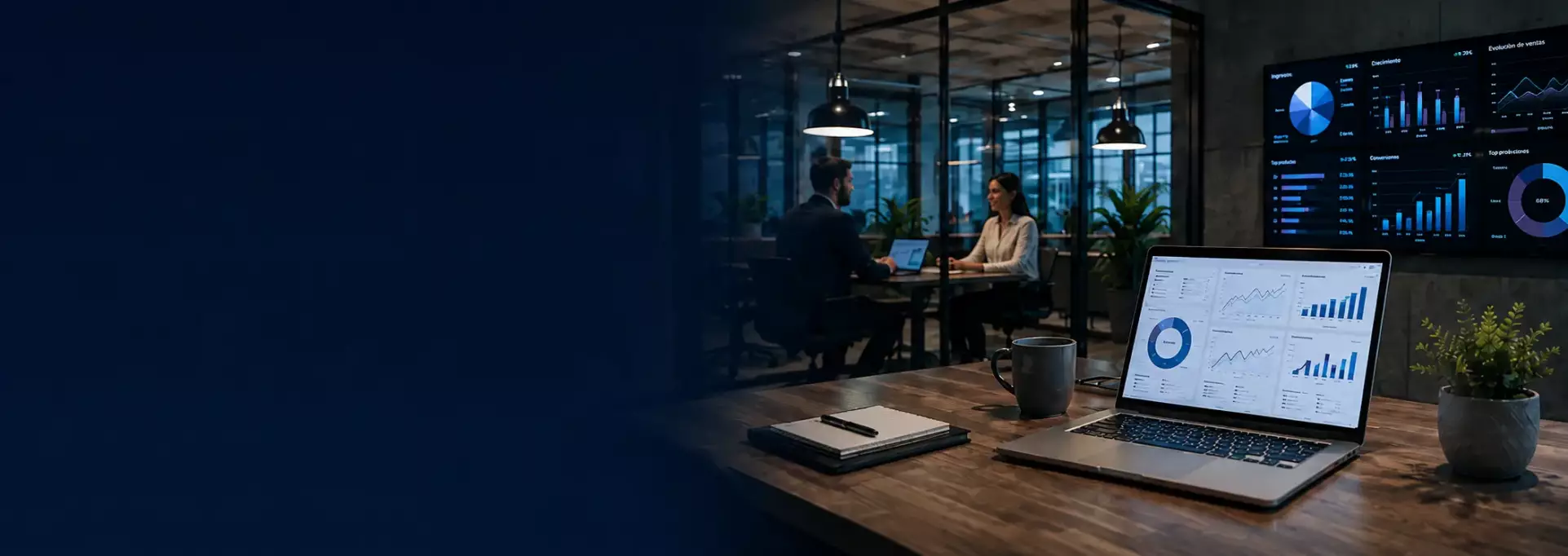 Oficina moderna con reunión de trabajo y paneles de análisis de datos